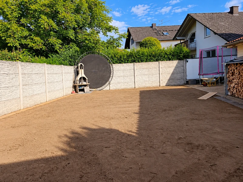 Vorbereitete Erdfläche vor der Rasenverlegung