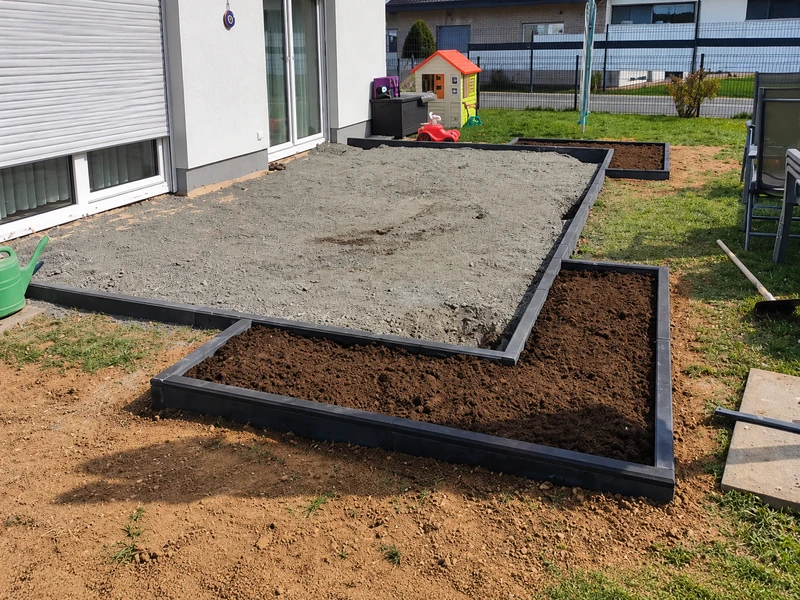Vorbereiteter Unterbau einer Terrasse am Wohnhaus
